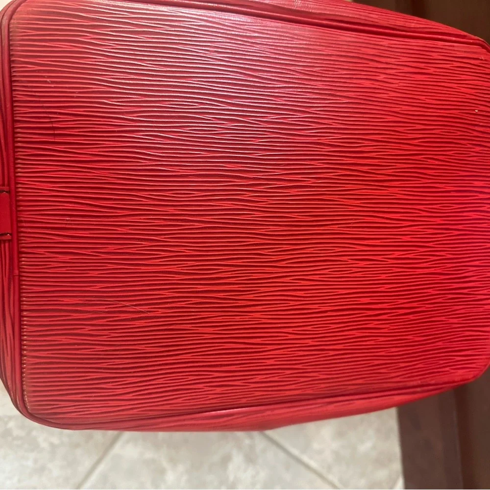 🌸🌸🌸Authentic Louis Vuitton Leather LV Petit Noe Red Epi - Picture 4 of 12